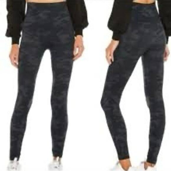 NWT SPANX Women's EcoCare Seamless Leggings Black Camo M - Picture 1 of 6